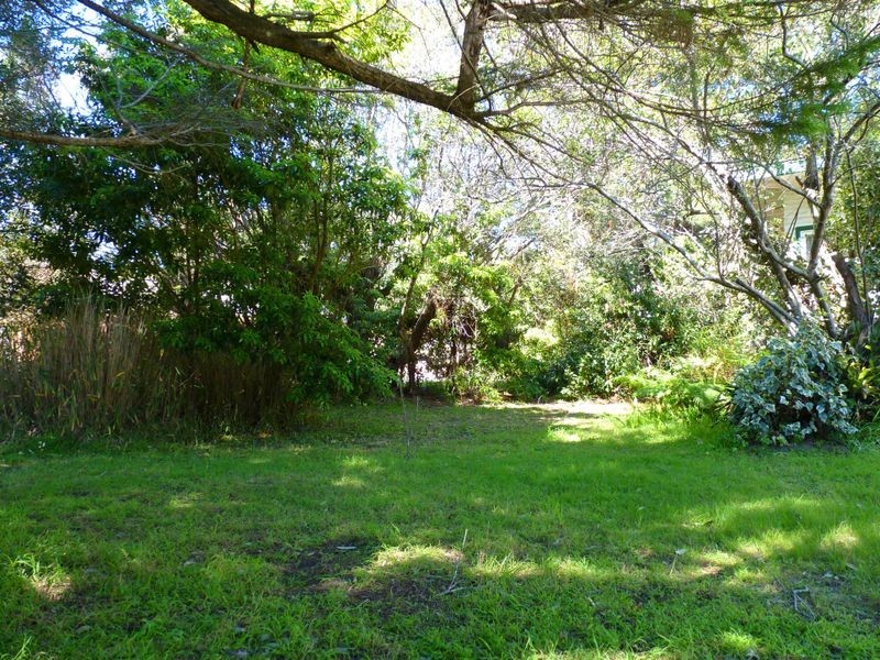 17 Beach Street, Lake Tabourie NSW 2539