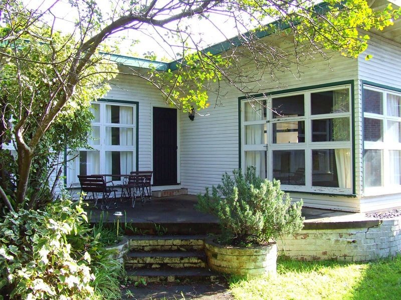17 Beach Street, Lake Tabourie NSW 2539