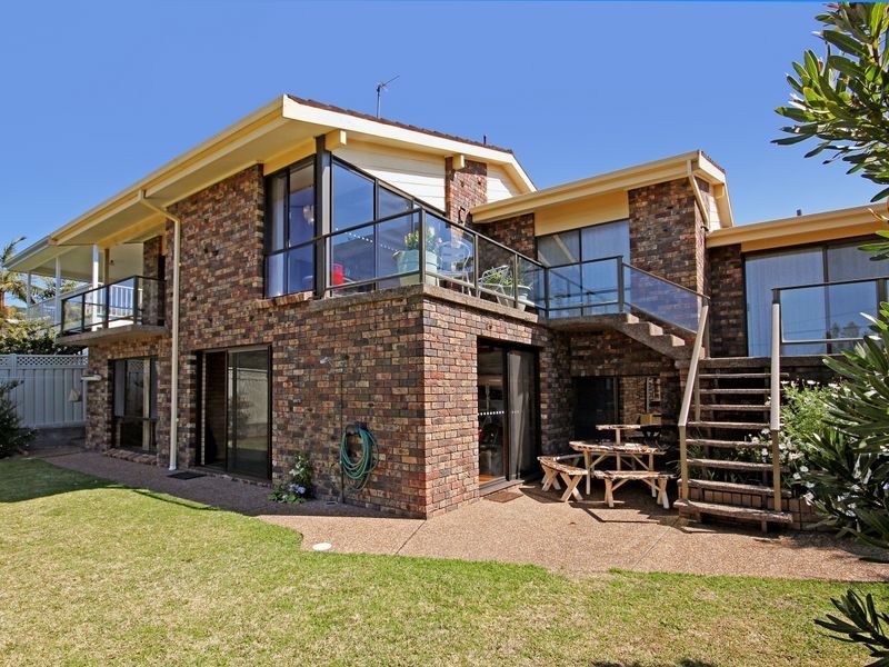 4 Booth Avenue, Narrawallee NSW 2539