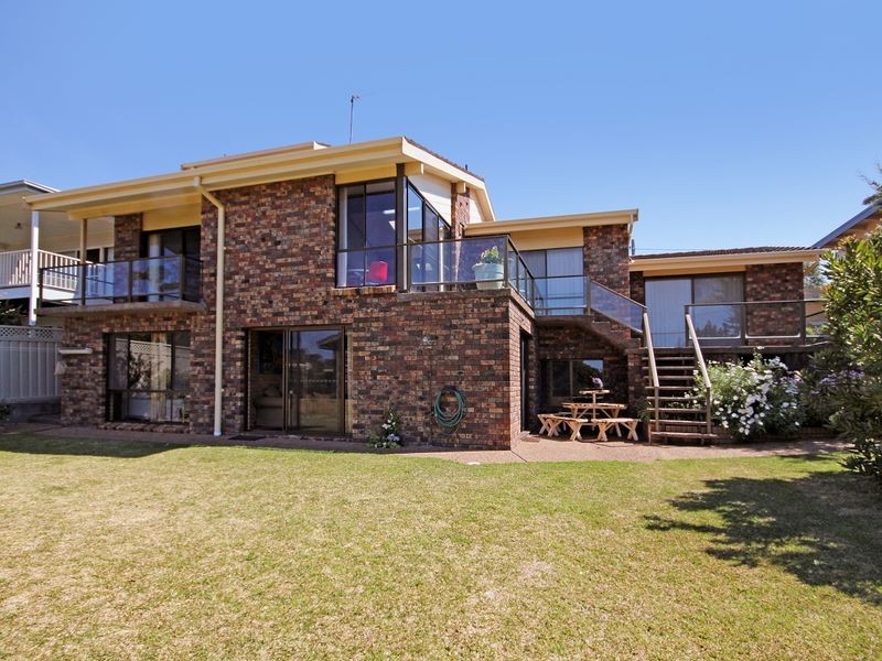 4 Booth Avenue, Narrawallee NSW 2539