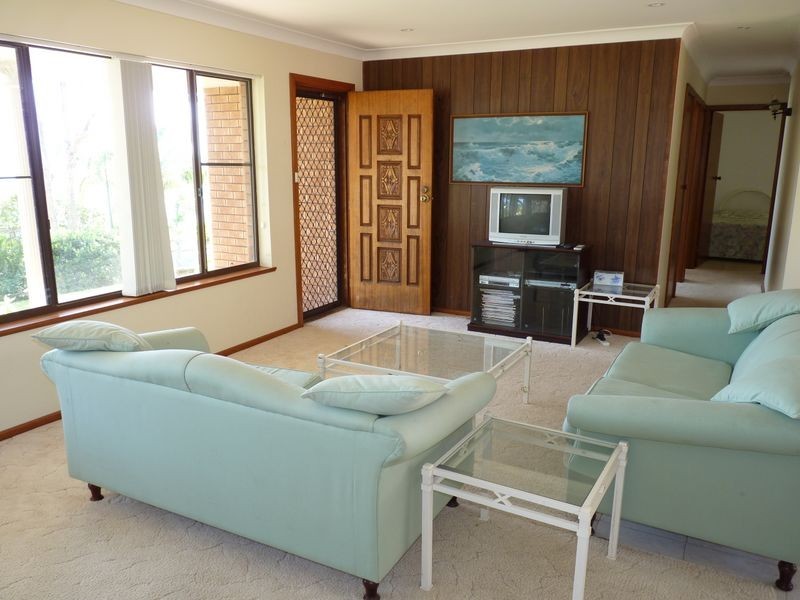 8 Shipton Crescent, Mollymook NSW 2539