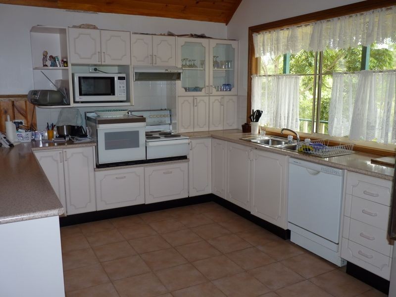 25 River Road, Lake Tabourie NSW 2539