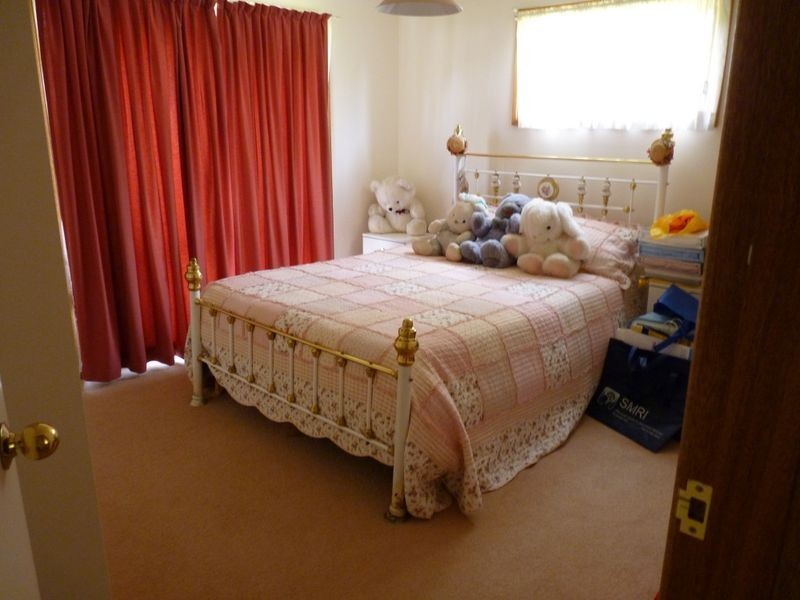 25 River Road, Lake Tabourie NSW 2539