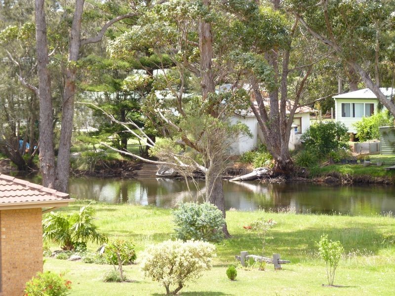 25 River Road, Lake Tabourie NSW 2539