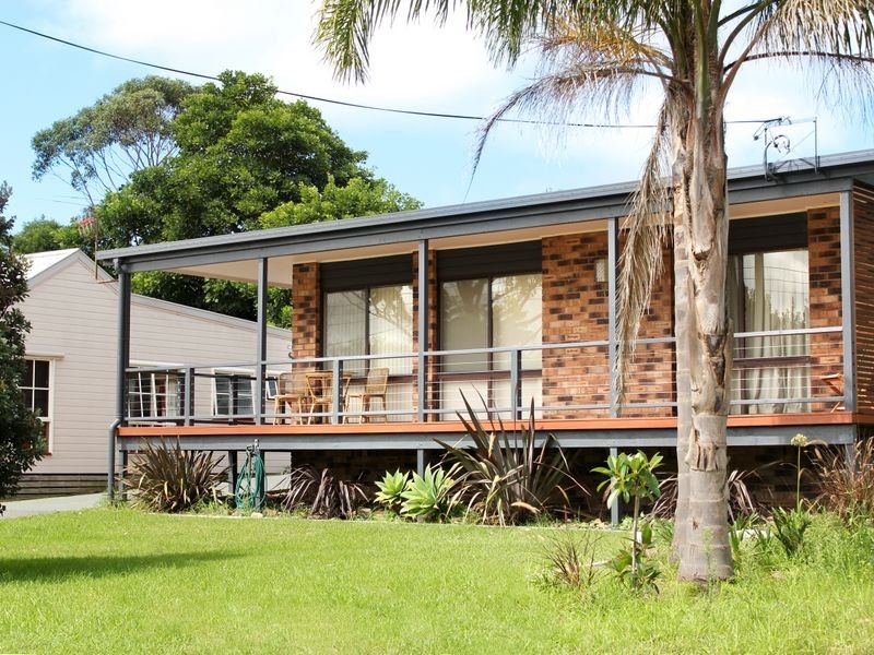 84 Princes Highway, Lake Tabourie NSW 2539