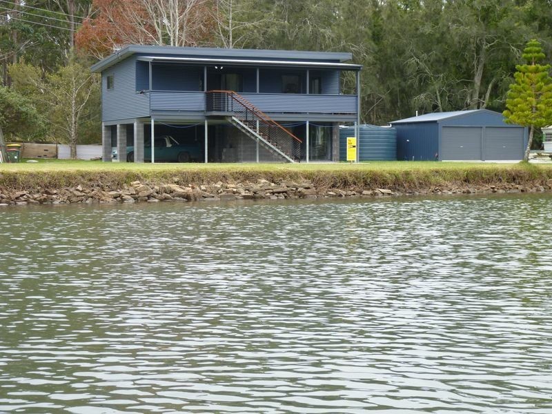 2 Princes Highway, Lake Tabourie NSW 2539