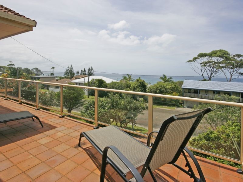 11 Booth Avenue, Narrawallee NSW 2539