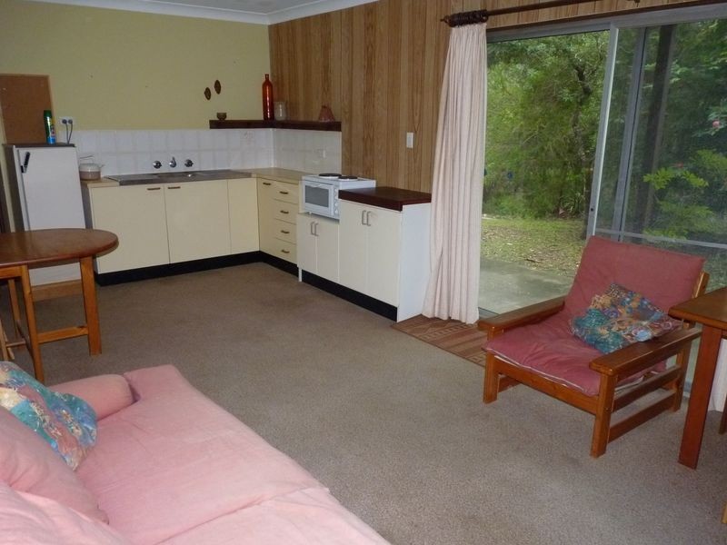 33 River Road, Lake Tabourie NSW 2539