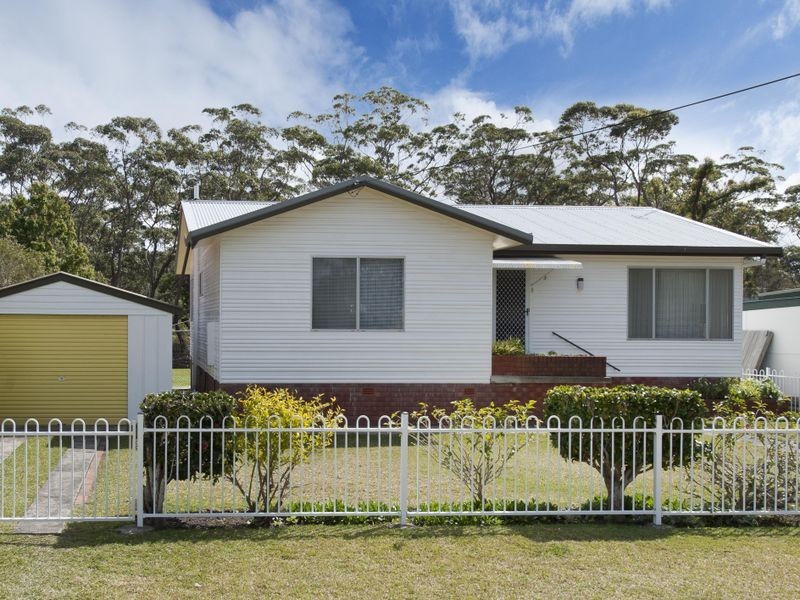 3 Oak Avenue, Lake Tabourie NSW 2539