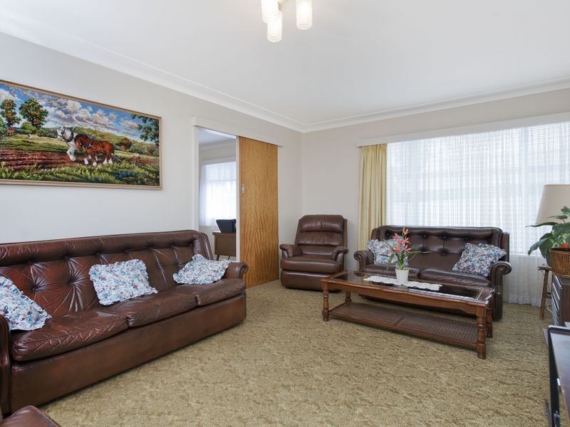 3 Oak Avenue, Lake Tabourie NSW 2539