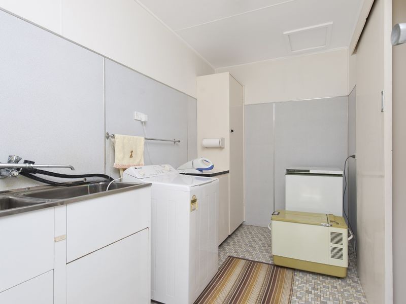 3 Oak Avenue, Lake Tabourie NSW 2539