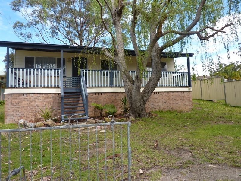 11 River Rd, Lake Tabourie NSW 2539
