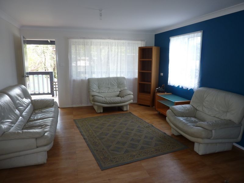 11 River Rd, Lake Tabourie NSW 2539