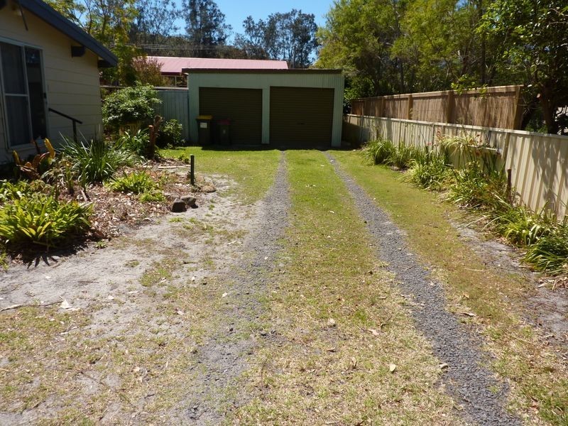 4 Thistleton Dr, Burrill Lake NSW 2539