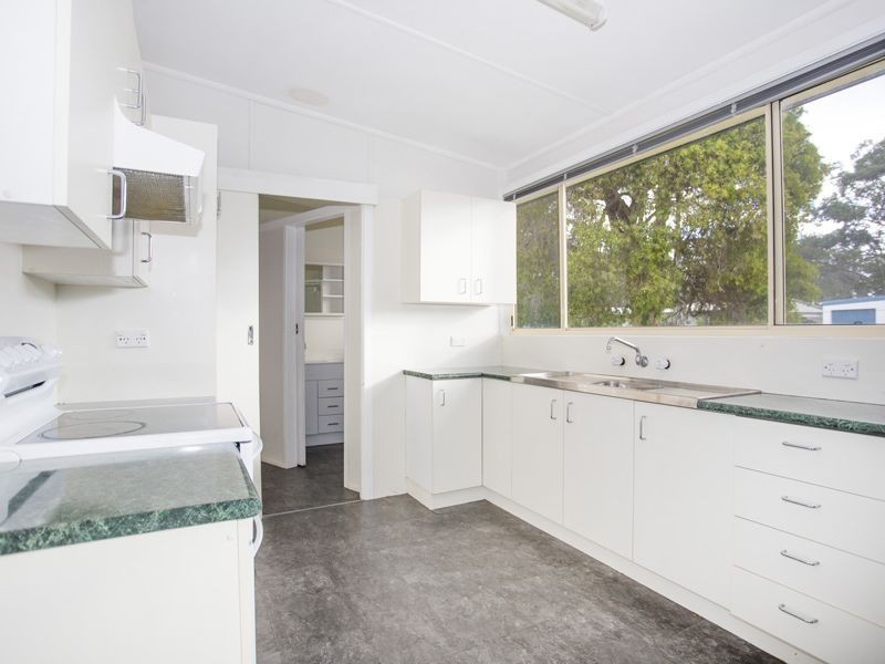 10 Carroll Avenue, Lake Conjola NSW 2539