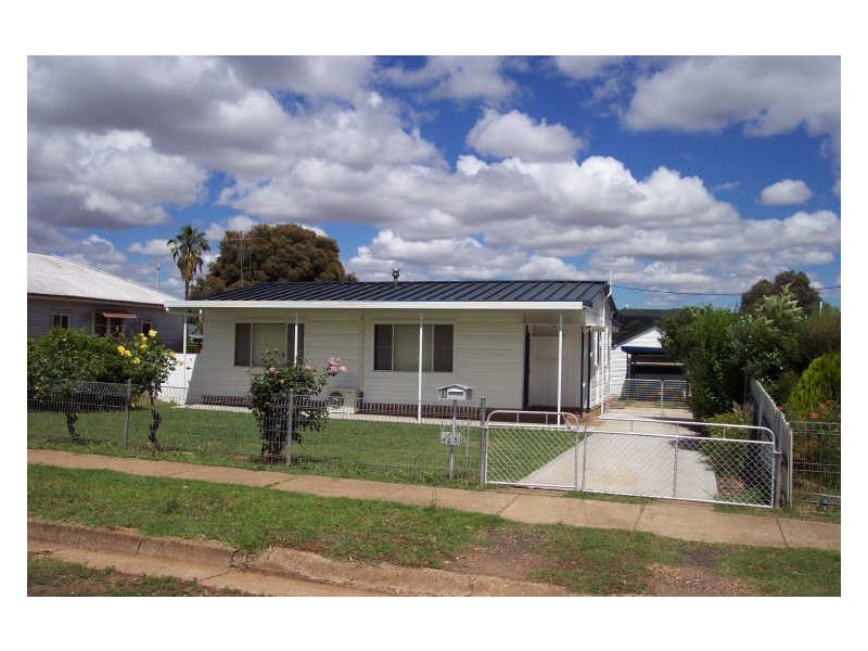 135 Simpson Street, Wellington NSW 2820