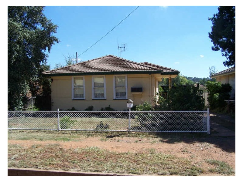 136 Whiteley Street, Wellington NSW 2820