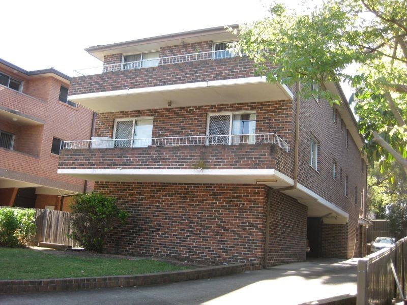 8 Central Avenue, Westmead NSW 2145