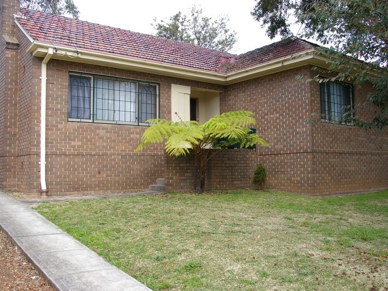 8 Gowrie Crescent, Westmead NSW 2145