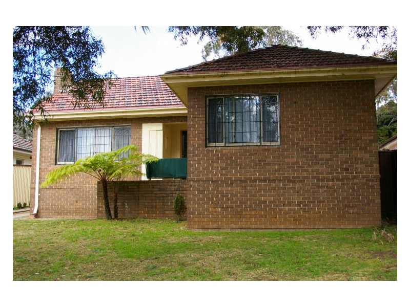 8 Gowrie Crescent, Westmead NSW 2145
