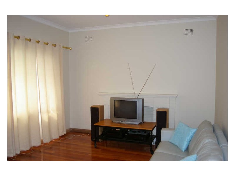 8 Gowrie Crescent, Westmead NSW 2145