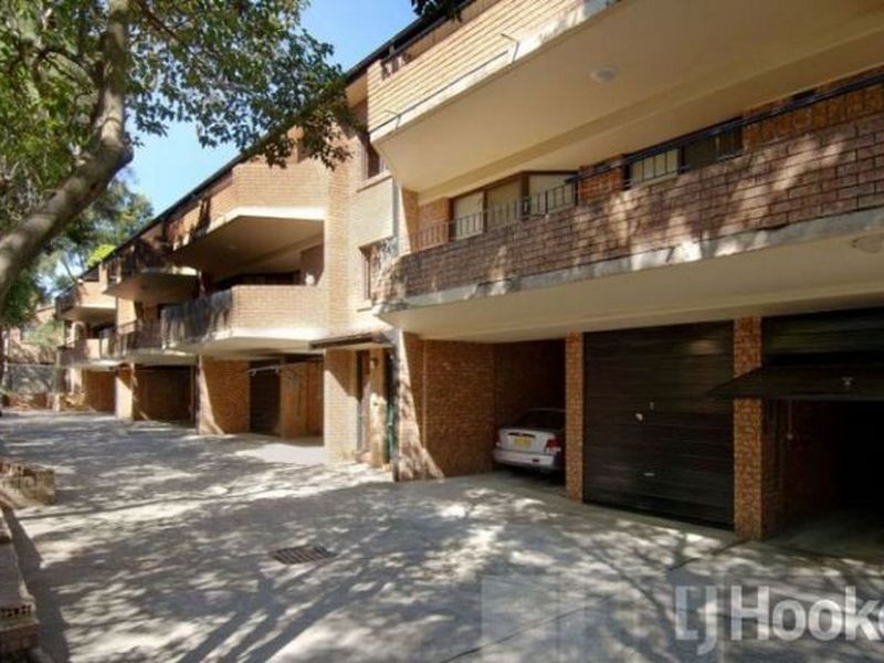 2/211 Hawkesbury Road, Westmead NSW 2145