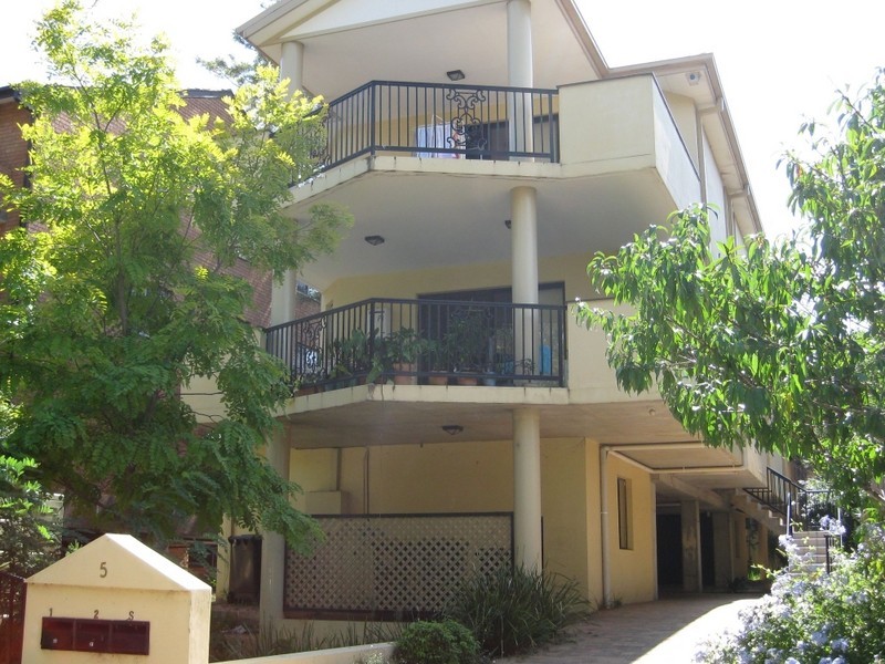 5 QUEENS ROAD, Westmead NSW 2145