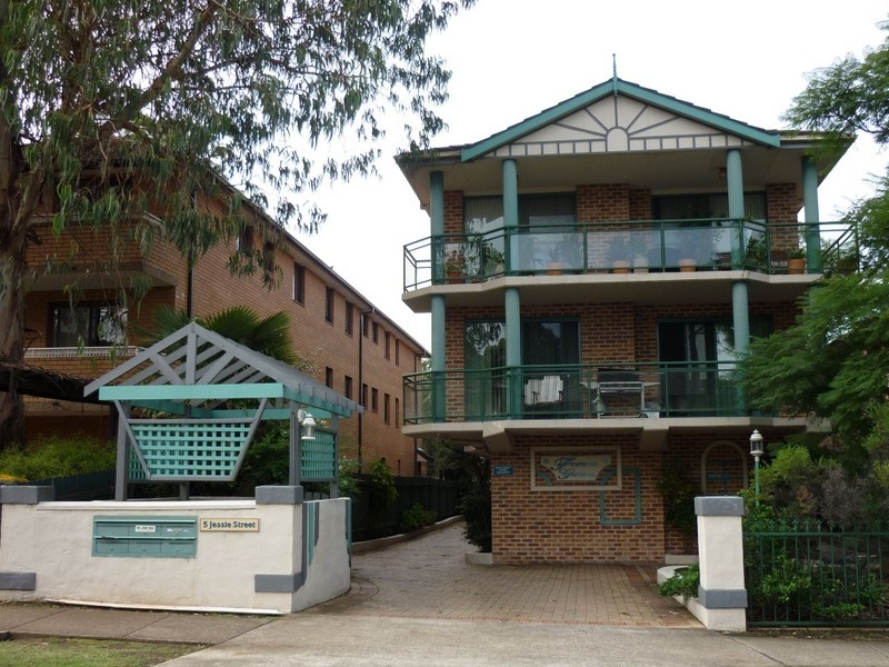 5 JESSIE STREET, Westmead NSW 2145