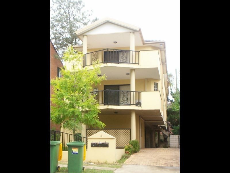 5 Queens Road, Westmead NSW 2145