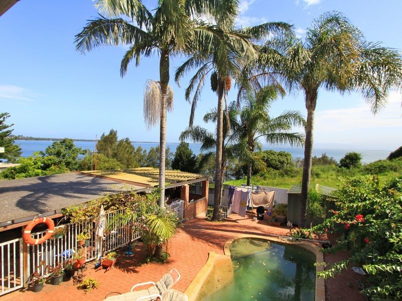 139 Northcliffe Drive, Lake Heights NSW 2502