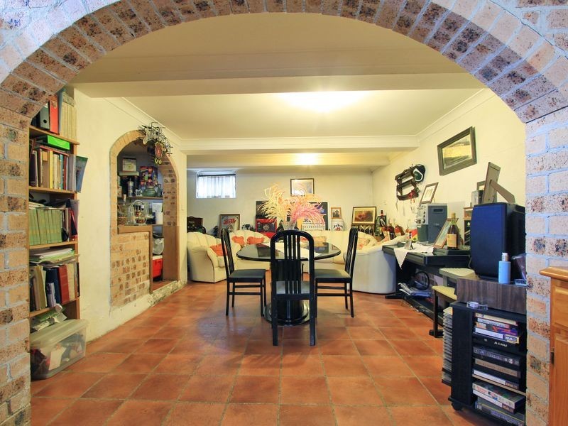 139 Northcliffe Drive, Lake Heights NSW 2502