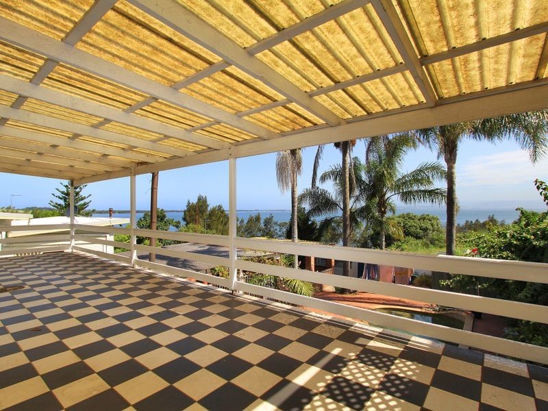 139 Northcliffe Drive, Lake Heights NSW 2502