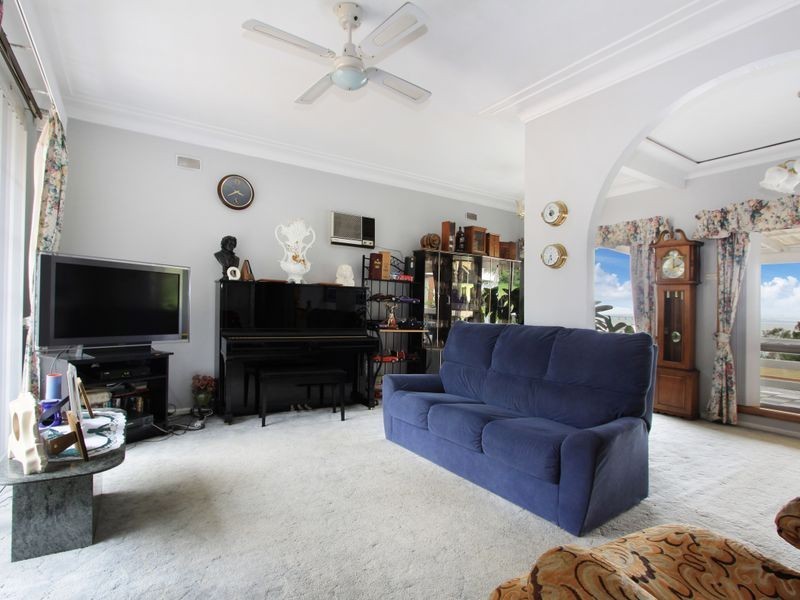 139 Northcliffe Drive, Lake Heights NSW 2502