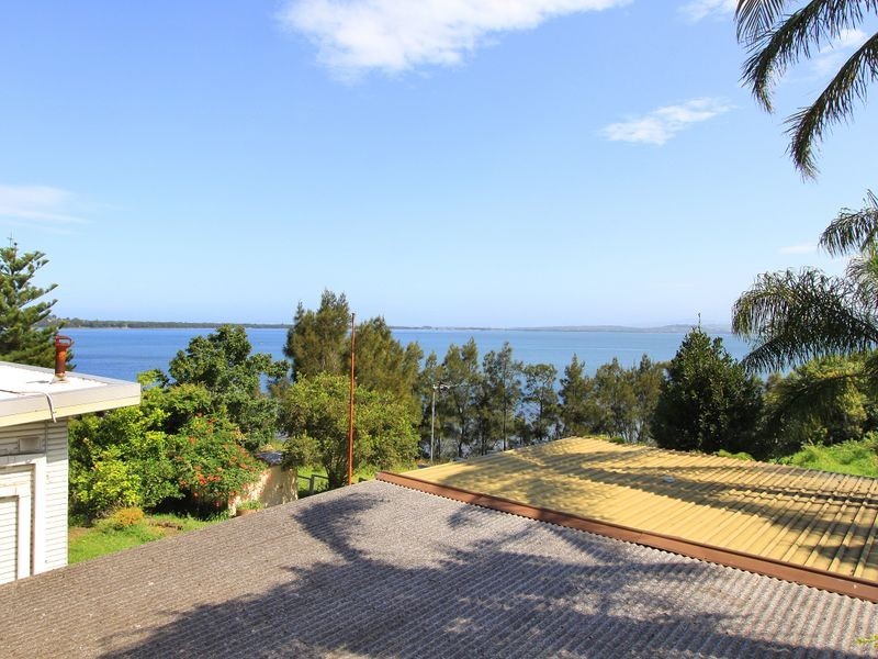 139 Northcliffe Drive, Lake Heights NSW 2502