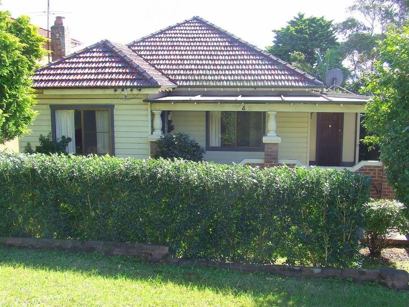 4 Brownlee Street, Mangerton NSW 2500