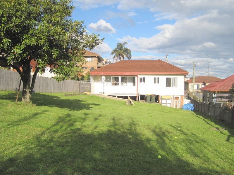 4 Karrabah Crescent, Lake Heights NSW 2502