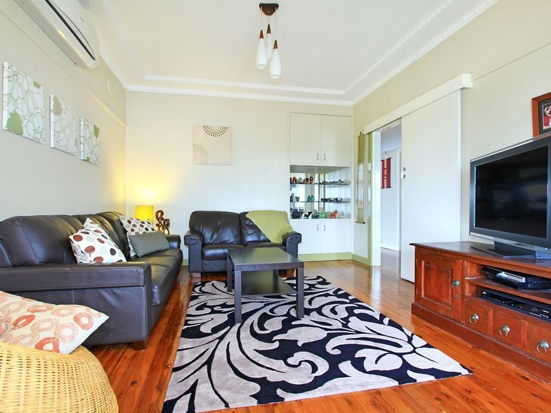 8 Hill Street, Coniston NSW 2500