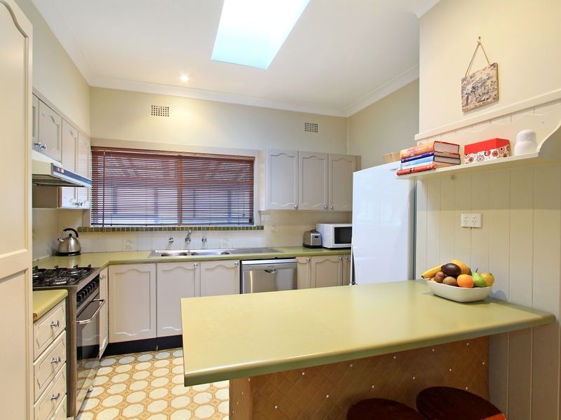 8 Hill Street, Coniston NSW 2500