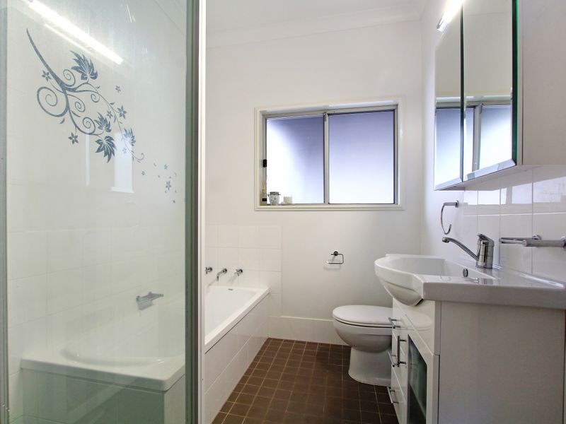 8 Hill Street, Coniston NSW 2500