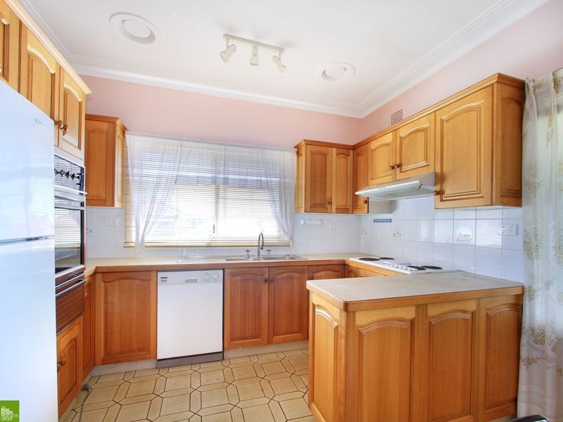 1 Weringa Avenue, Lake Heights NSW 2502
