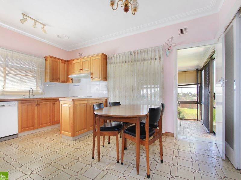1 Weringa Avenue, Lake Heights NSW 2502
