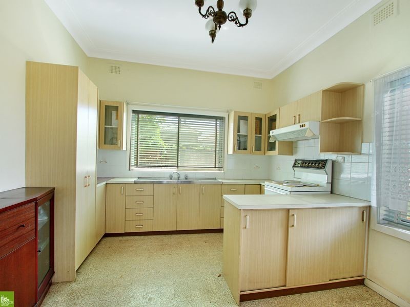 1 Weringa Avenue, Lake Heights NSW 2502