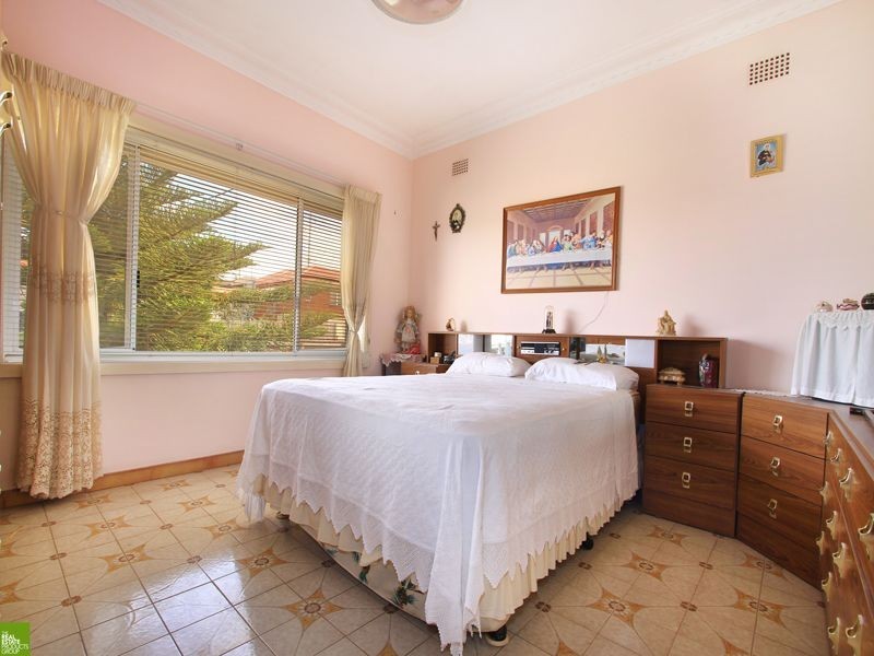 1 Weringa Avenue, Lake Heights NSW 2502