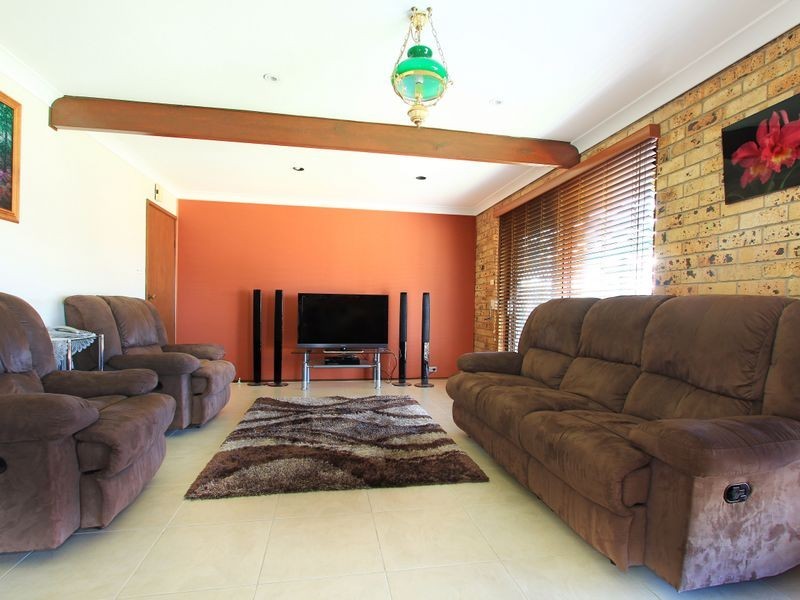 17 Poplar Avenue, Unanderra NSW 2526