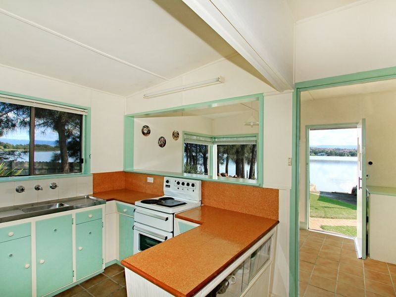 100 Lakeview Parade, Primbee NSW 2502