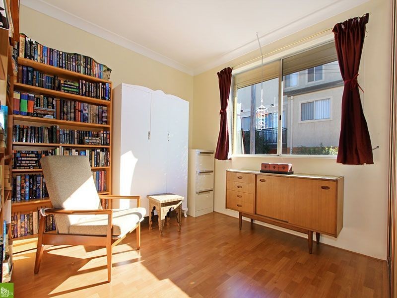 4/142 Gladstone Avenue, Coniston NSW 2500