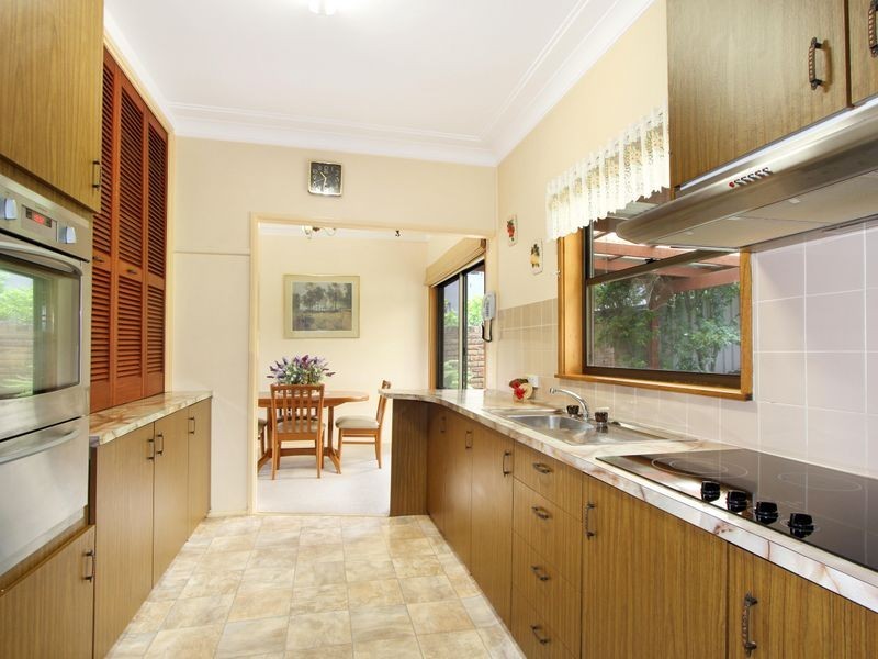 27 Pooraka Avenue, West Wollongong NSW 2500