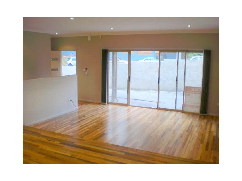 1/56 Robertson Street, Coniston NSW 2500