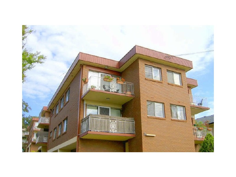 1/8 Myrtle Street, Coniston NSW 2500