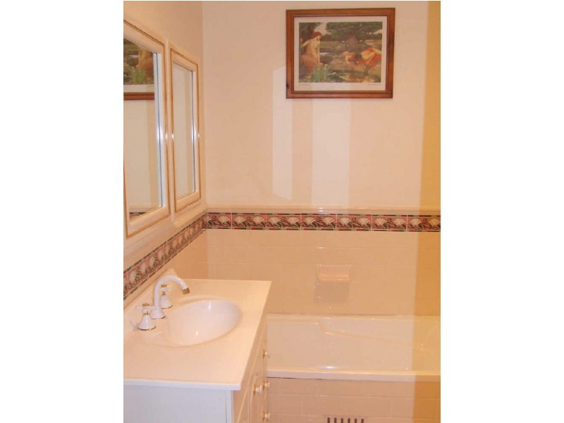 11 Bradley Avenue, Mount Kembla NSW 2526